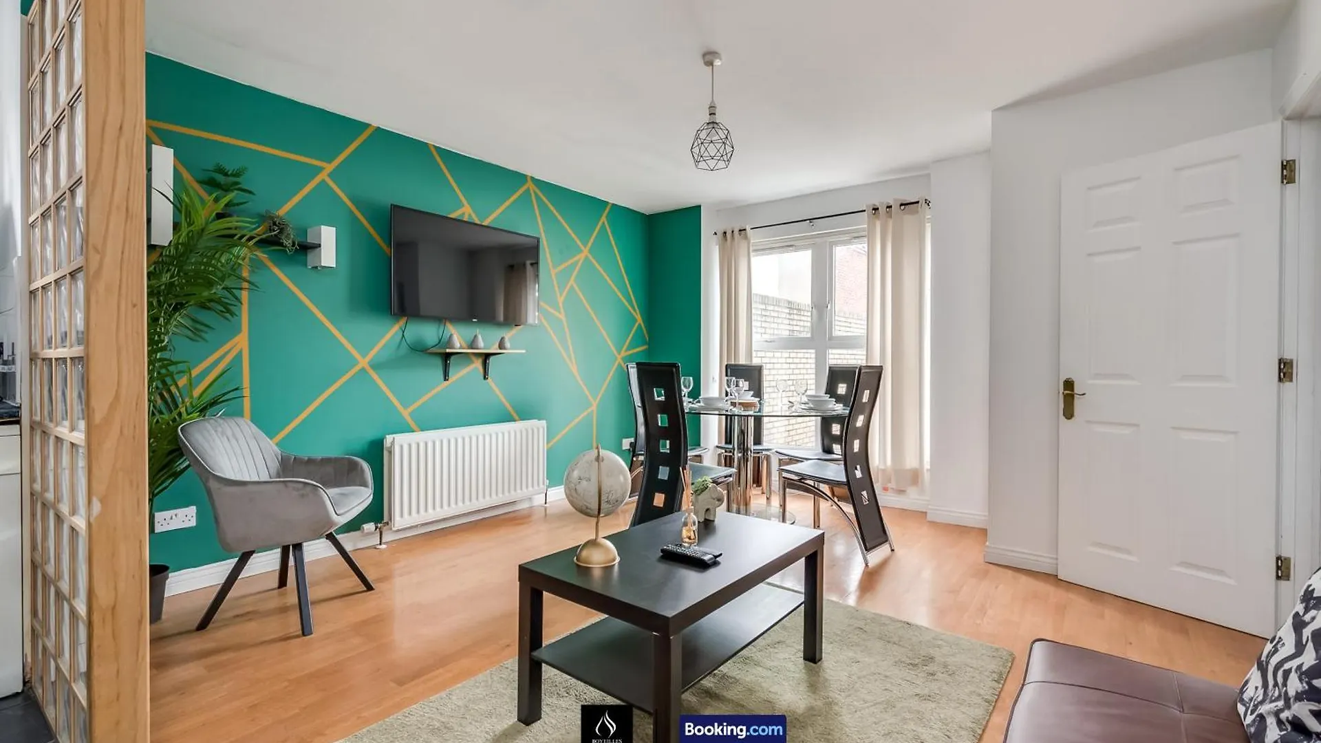 2 Bed House By Boyeilles Apartments Short Lets & Serviced Accommodation Belfast With Balcony & Free Parking